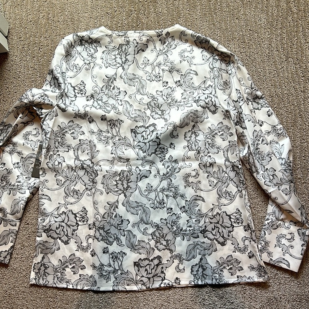NWT. Vince Camuto Floral/paisley long sleeve blouse. - Picture 5 of 6
